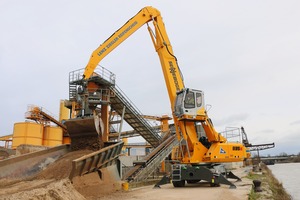  Die LZR GmbH setzt einen SENNEBOGEN 835 E für den Sandumschlag und die Anlagenbeschickung einA SENNEBOGEN 835 E-series unit is used by LZR GmbH to handle sand and gravel and feed the processing facilities 