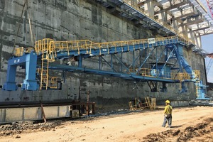  2	Der Abwurfwagen wurde komplett vormontiert und mit Hilfe von Kranen auf die Schienen gehoben • The Tripper Car was completely pre-assembled and lifted onto the rails with a crane 