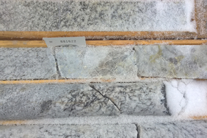  Bohrkerne von Lithium-Pegmatit mit großen Feldspat- und lithium­führenden Spodumen-MineralenDrill cores of lithium pegmatite with large feldspar and lithium-bearing spodumene minerals 