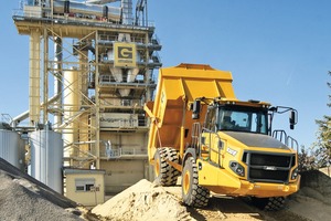  2 Eine der Aufgaben des Allrad-Zweiachsers ist die Beschickung der Zuschlagsbunker für das angeschlossene Guggenberger Asphaltwerk • One of the tasks of the 4x4 two-axle truck is loading the aggregate bin for the attached Guggenberger asphalt plant 