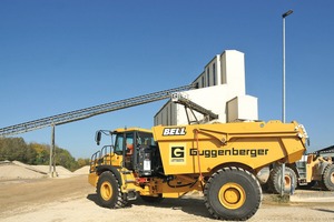  7 Ohne „radierende“ Mittelachse schont der B30E 4x4 den Untergrund auf dem auch von Kundenfahrzeugen genutzten Umschlagplatz des Guggenberger-Kieswerks Mintraching • Without the central axles rubbing against the ground, the B30E 4x4 has less impact on the roadways on the material handling yard also used by customer vehicles at Guggenberger’s gravel works in Mintraching 