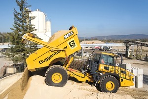  3	Dank weit öffnender Heckklappe steigt das Muldenvolumen der abgasbeheizten Mulde auf knapp 20 m³ (SAE 2:1) Thanks to wide-opening tailgate, the volume of the dumper body heated with exhaust gas increases to just under 20 m³ (SAE 2:1) 