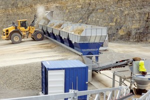  Der Reihendoseur lässt sich mit angesetzter Radladerrampe perfekt in die stationäre Prozesskette integrieren # The aggregate blender integrates perfectly, with its wheel-loader ramp attached, into the stationary process chain 