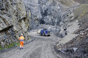  Aufstieg zur Kaverne mit der Vorbrechanlage für den ersten Aufbereitungsschritt # The ascent to the cavern containing the primary crushing installation for the first preparation process  