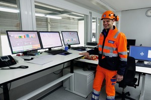  2	Werkmeister Konrad Schorno in der LeitstelleWorks foreman Konrad Schorno in the control room  