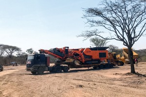  <div class="bildtext">1 Anlieferung der Rockster Brechanlage in Chunya • Delivery of the Rockster crushing plant in Chunya</div> 