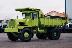  1	Der 40 Jahre alte Schlepper R17 steht gleichermaßen für die Geschichte und die Entwicklung von Terex TrucksThe 40-year-old R17 hauler represents both the history and evolution of Terex Trucks 