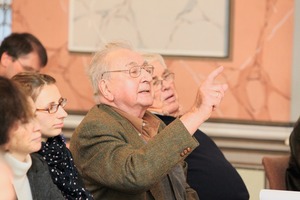  <div class="bildtext">2 Prof. Heinrich Schubert beteiligte sich stets sehr aktiv an den Diskussionen mit wertvollen Hinweisen • Prof. Heinrich Schubert always very actively contributed valuable notes and remarks in the discussions</div> 
