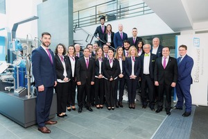  Das Team von Endress+Hauser Portugal in der Eingangshalle des neuen Gebäudes • The team of Endress+Hauser’s sales center in Portugal in the entrance hall of the new building 