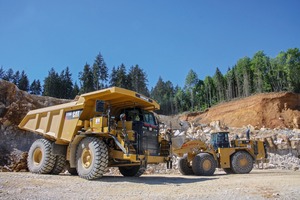  2	Die Beladung erfolgt mit einem Cat Radlader 988K • A Cat 988K wheel loader is used for loading 