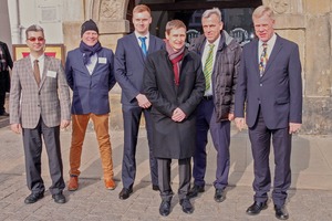  9	Einige Referenten in der Mittagssonne (v.l.) / Some of the speakers in the midday sun (f.l.): Jochen Meier, Hugo van Benthem, Stephan Lange, Frank Eichhorn, Prof. Dr. Holger Lieberwirth und/and Prof. Dr. Georg Unland 