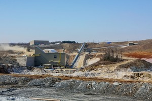  2 Die Anlage wird bis zu 2500&nbsp;t/h Kalkstein verarbeiten, bei einer Aufgabegröße von bis zu 2000&nbsp;mm Kantenlänge • The plant is going to process up to 2500&nbsp;t/h limestone at a feed size of up to 2000&nbsp;mm edge length 