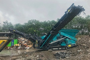  2	Die raupenmobile Powerscreen Warrior 800 auf dem Betriebsgelände von Bau-KrausThe track-mounted Powerscreen Warrior 800 at the operating site of Bau-Kraus 