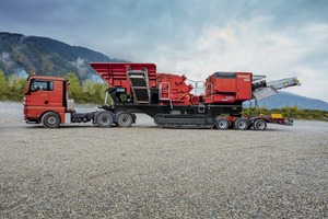  Eine Dreiachs-Zugmaschine und das Dolly-Transportsystem reichen für einen raschen und unkomplizierten Standortwechsel der SBM REMAX 400 • A three-axle tractor and dolly transport system are sufficient for fast and uncomplicated transfer of the SBM REMAX 400 to a new site 