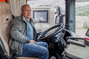  Am Terminal kann Andreas Voigt selbst festlegen, womit sein LKW beladen werden soll # At the terminal, Andreas Voigt himself can determine the kind of load for his lorry 