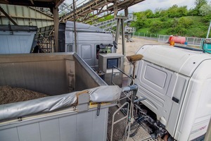  Die Terminals befinden sich direkt neben den Fahrzeugen an der Beladung #&nbsp; The terminals are directly next to the vehicles in the loading area 