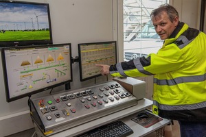  1	Mit dem neuen System ist auch Betriebselektriker Guido Behrens, welcher an der Waage arbeitet, sehr zufrieden • The company’s responsible electrician, Guido Behrens, who operates the scales, is also very satisfied with the new system 