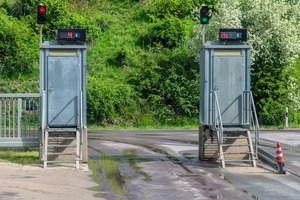  Am Ausgang befinden sich eine Anzeige mit dem Ladezustand und ein weiteres Terminal für den Ausdruck eines Lieferscheines # A display showing the loading state and a further terminal for the hardcopy of the delivery note are situated at the exit 