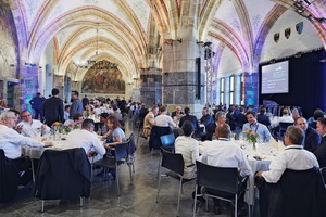  4	Networking-Event am Abend im Krönungssaal des Aachener RathausesNetworking event in the evening in the Coronation Hall in Aachen Townhall 