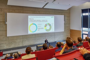  1 Prof. Bernd Lottermoser begrüßt die Tagungsteilnehmer • Prof. Bernd Lottermoser welcomes the conference attendees 