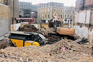  1 RM&nbsp;Brecher im Einsatz nahe des Camden Markets, wo neben einer Schule ein Gebäude abgerissen werden sollte • RM&nbsp;crusher in operation near Camden Market, where a building next to a school was to be demolished 