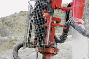  2 Der Schutzkäfig um die Bohrlafette bringt ein hohes Maß an passiver Sicherheit, die heute unerlässliches Merkmal einer modernen Maschine ist • The safety cage ensures a high level of security and is essential feature of all modern machines 