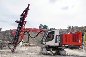  1	Neben dem drehbaren Oberwagen zeichnet sich der Ranger DX800 mit Stahllafette und Knickbohrarm unter anderem durch die optionale Stütze sowie die Sichtverhältnisse aus der großzügigen Kabine aus • Besides the revolving superstructure the Ranger DX800 with steel feed and articulate boom is characterized by optional ground support and excellent visibility in the well-spaced cabin 