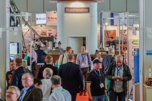  Blick in eine der Messehallen • View into one of the exhibition halls 