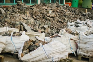  2	Mehr als 150 t Anfang Juli 2018 gefördertes Komplexerz der Lagerstätte Pöhla/Hämmerlein vor der pilottechnischen Weiterverarbeitung im Hinterhof des HIF • More than 150 tonnes of the complex ore extracted from the Pöhla/Hämmerlein deposit at the beginning of July 2018, stored in the backyard of the HIF prior to further processing in a pilot plant  