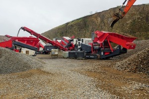  2 Der Sandvik Brecher-, Sieb- und Grobsiebzug umfasst ein QA451 Doppelsieb mit Dreifach-Deck, einen Kegelbrecher QH331 mit hängendem Sieb und aktuell einer QE341 Grobstück-Siebanlage mit Finger-Deck • The Sandvik crushing, screening and scalping train comprises of a QA451 triple deck Doublescreen, QH331 cone with hanging screen, and currently, a QE341 scalper with finger deck 