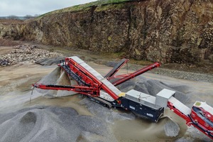  1	Ein mobiler Brecher-, Sieb- und Grobsiebzug von Sandvik im Einsatz im Rhyndaston-SteinbruchA mobile crushing, screening and scalping train from Sandvik in operation at Rhyndaston quarry 