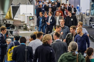  Die Dynamik der POWTECH: Große Maschinen in Aktion, Experten im Austausch • The dynamic energy of POWTECH: large machinery in action and dialogue among experts 