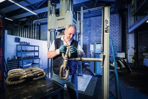  2	Einbau einer Rundstahlkette mit Kettenschloss zur dynamischen Schwingprüfung Installation of a round steel chain with chain lock for the dynamic fatigue test 