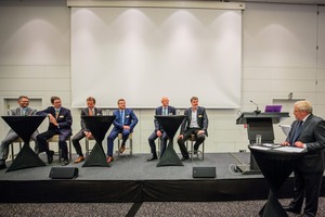  Podiumsdiskussion zur Mantelverordnung: Min. Rat Heinrich Becker, Ministerium für Umwelt und Verbraucherschutz des Saarlandes; Dr.-Ing. Alexander Ghosten, DGAW e. V./BSR Berlin; Thomas Reiche, FEhs Institut fü Baustoffforschung; Stefan Schmidmeyer, Baustoff Recycling Bayern e. V.; Dipl.-Ing. Wolfgang Schubert-Raab, Zentralverband des Deutschen Baugewerbes e. V.; MdB Michael Thews, SPD-Fraktion des Bundestages; Moderator Joachim Mahrholdt, freier Journalist (von links) # Panel discussion: Undersecretary Heinrich Becker, Saarland Ministry for the &nbsp;&nbsp;&nbsp;&nbsp;&nbsp; Environment and Consumer Protection, Saarbrücken&nbsp;&nbsp;&nbsp;&nbsp;&nbsp;&nbsp;&nbsp;&nbsp;&nbsp;&nbsp;&nbsp;&nbsp;&nbsp;&nbsp;&nbsp;&nbsp; Dr.-Ing. Alexander Ghosten, DGAW e. V./BSR Berlin; Thomas Reiche, FEhs Institut für Baustoffforschung; Stefan Schmidmeyer, Baustoff Recycling Bayern e. V.; Dipl.-Ing. Wolfgang Schubert-Raab, Zentralverband des Deutschen Baugewerbes e. V.; MdB Michael Thews, SPD Parliamentary Group of the Bundestag; Presenter Joachim Mahrholdt, freelance journalis (from the left) 