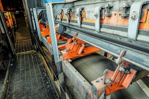  4 Die Techniker installierten drei Aufpralldämpfungstische in den Ladebereichen der einzelnen Förderanlagen, um eine flache Kante für verbesserte Eindämmung zu schaffen • Technicians installed three impact cradles in the loading zones on each conveyor to create a flat edge for improved containment 