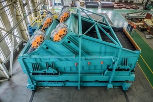  2 Vollständig montiertes Doppeldeck-Schwingsieb SLK4390WX bei Schenck Process in China • Completely assembled SLK4390WX double-deck vibrating screen at Schenck Process in China 