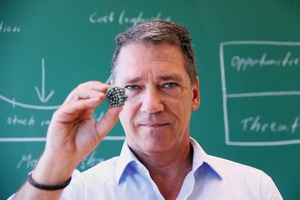  Prof. Niski präsentiert Green Magnets – ein nachhaltiges Produkt • Prof. Niski presents green magnets – a sustainable product 