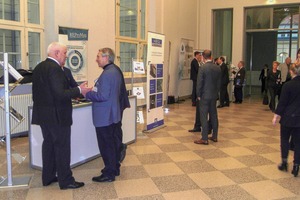  Blick ins Foyer mit den Präsentationsständen der NominiertenView into the foyer, showing the nominees’ presentation stands 