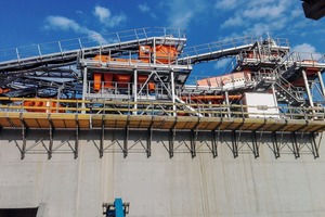  Im Betonbau wurden die Silos integriert und oberhalb die Aufbereitung in Stahlbaukonstruktion aufgesetzt (Aufnahme kurz vor der Einhausung)The silos were integrated in the concrete construction and the processing unit was placed above in the steel construction (picture taken shortly before establishing the housing) 