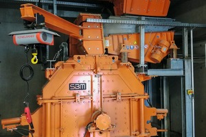  Der SMR 10/5/4 Prallbrecher von SBM zerkleinert die Überschusskörnungen, um sie wieder dem Produktionskreislauf zuzuführen # The SMR 10/5/4 Impact Crusher made by SBM crushes the oversize fractions to re-integrate them into the production cycle 