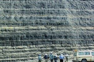  6 In der australischen Mine existierten bis zu 27&nbsp;meist dünne Kohleflöze – ideal geeignet für den Abbau mit Wirtgen Surface Minern • The Australian mine has up to 27, mostly thin, coal seams, meaning it is ideally suited for Wirtgen surface miners 