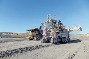  1 Das Abbauverfahren mit Wirtgen Surface Minern reduziert deutlich Geräte-, Personal-, Zeitaufwand und Abraumvolumen. Sie haben entscheidenden Einfluss auf die Wirtschaftlichkeit des gesamten ProzessesUsing Wirtgen surface miners in the mining process significantly reduces equipment, labor and time requirements as well as overburden volumes. They have a decisive influence on the cost-efficiency of the overall process 