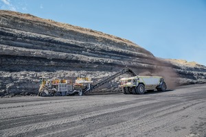  5 Wirtgen Surface Miner können das Material über stabile Fördersysteme in einem Arbeitsgang direkt auf Skw/Lkw verladen. Auch das Ablegen des Materials zwischen den Fahrwerken als Schwade (Windrowing) sowie das seitliche Platzieren neben der Maschine ist möglich • Wirtgen surface miners can load material via stable conveyor systems directly into trucks or dumpers in a single operation. The material can also be deposited in windrows between the crawler tracks or placed alongside the machine 