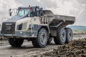  1 TA400 knickgelenkte Muldenkipper von Terex Trucks • TA400 articulated haulers from Terex Trucks 