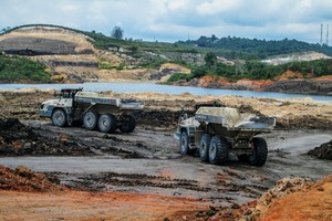  2 10 TA400 beseitigen große Mengen Abraum aus einem Kohlebergwerk • 10 TA400s are removing huge volumes of overburden from a coal mine 