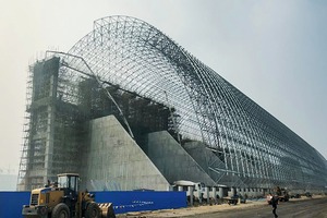  Der Bau der Hallenanlage • Indoor stockyard building  