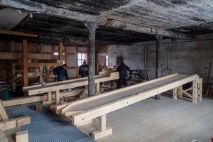  8 Sanierungsarbeiten im Wäscheraum: Verlegung des neuen Holzfußbodens mit darunter liegender Wasserversorgung sind abgeschlossen, Setzherde sind im Bau • Renovation works in the washery: The laying of the new wooden floor with underlaying water supply are completed, sorting tables are under construction 