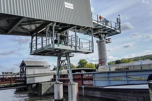  2 Mit Beladeanlagen der BEUMER Group kommt das Schüttgut sicher in die Frachträume der Schiffe • With loading systems from BEUMER Group, the bulk material is safely transferred into the ship's cargo hold 