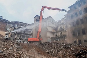  Hotelabbruch in Leipzig begonnen – zur Staubvermeidung und Staubreduzierung ist eine Staubbindemaschine V12S von NEBOLEX Umwelttechnik im Einsatz • Hotel demolition in Leipzig started – for dust prevention and dust reduction, a V12S dust binding machine from NEBOLEX Umwelttechnik is used 