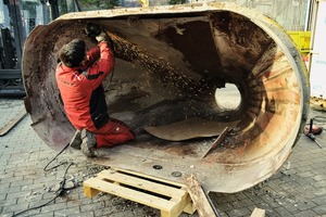  1 Segmentierung der verschweißten Stahlplatten, um sie entfernen zu können • Segmenting of the welded steel plates to enable their removal  